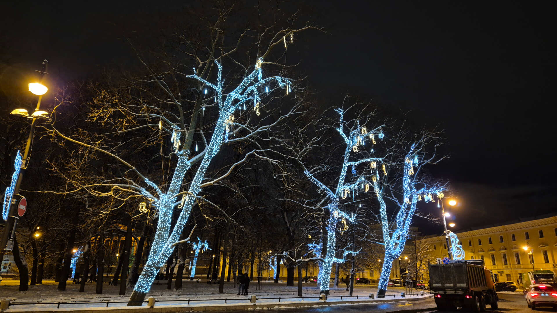 Аллея с музыкальным мотивом из гирлянд