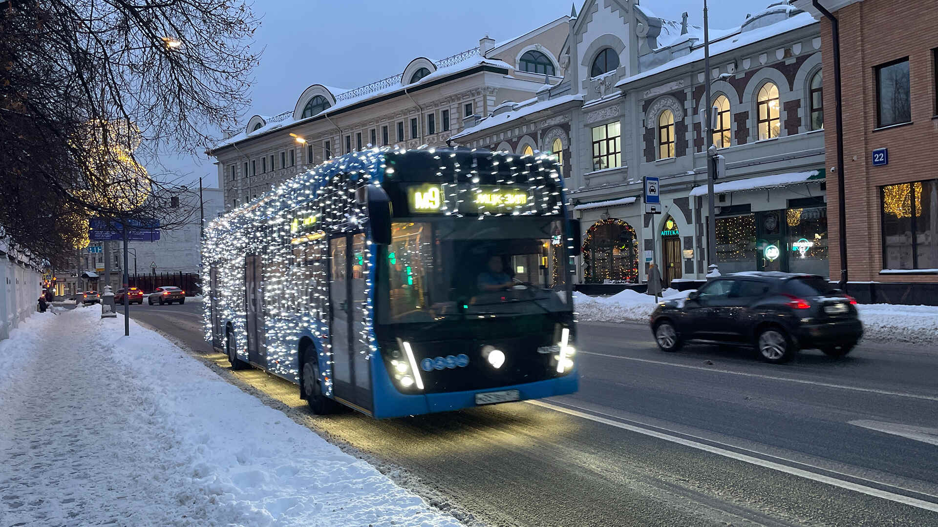 Электробус в гирляндах: новогодний транспорт Москвы