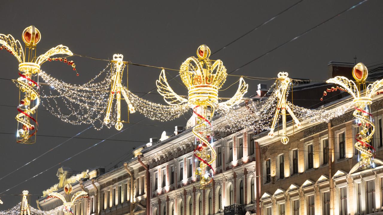 Короны света над городской улицей