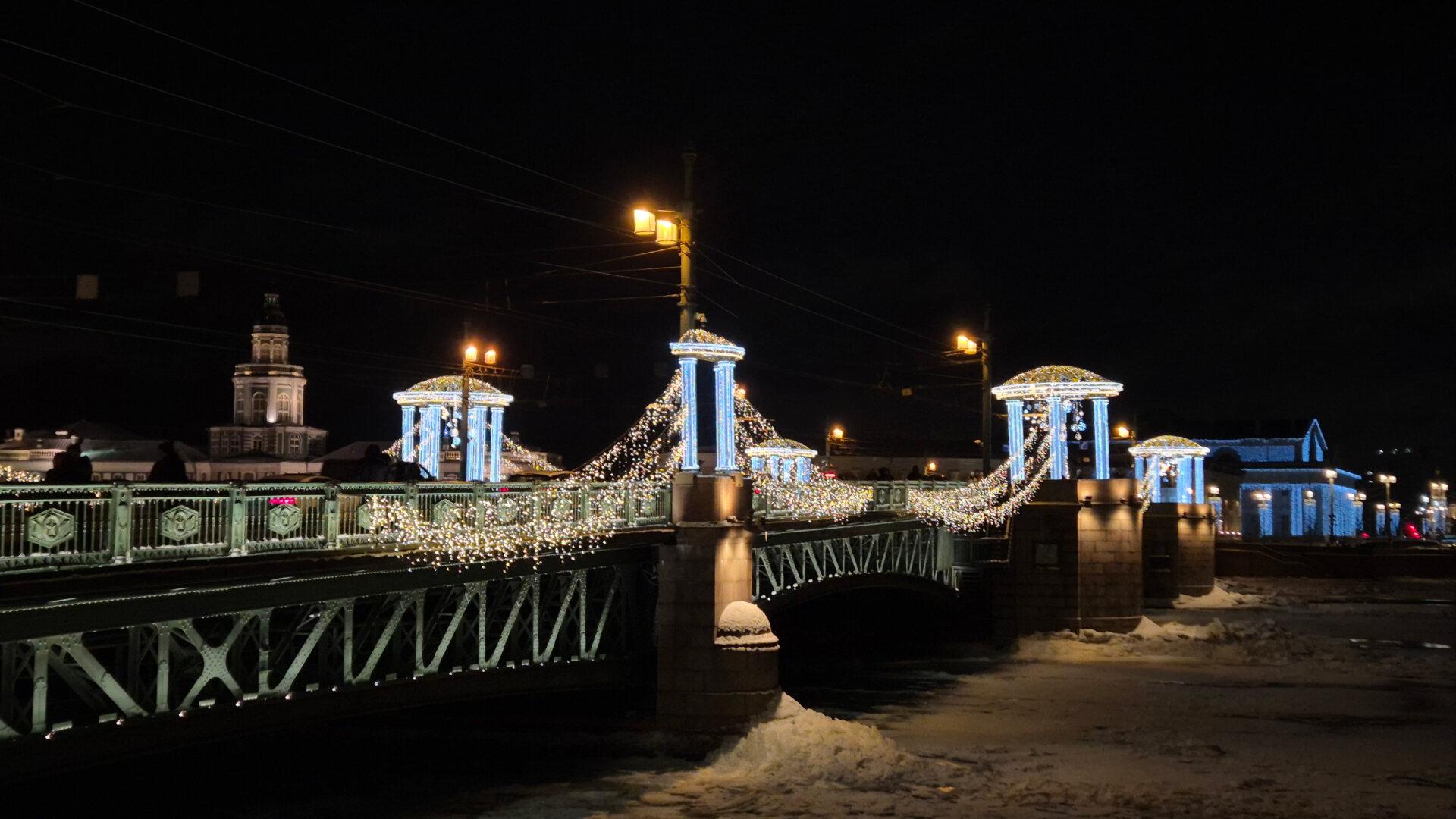 Мост в огнях: праздничная иллюминация