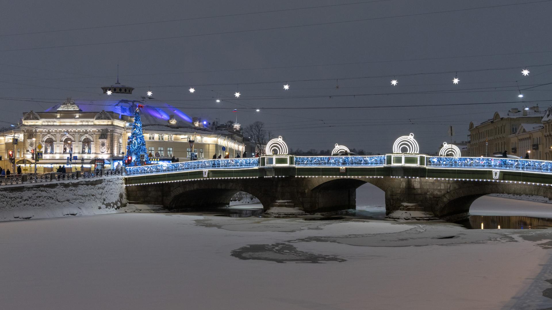 Новогодняя подсветка моста в городской среде