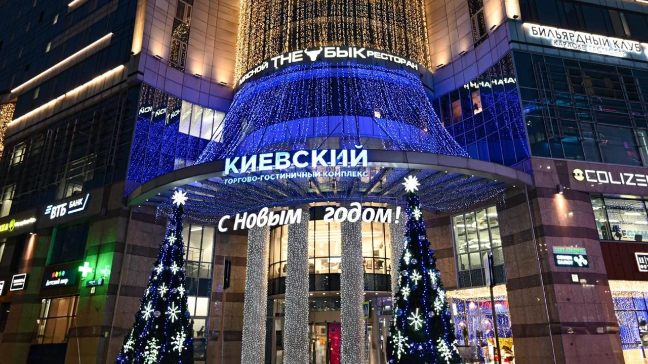 Праздничная подсветка входной группы ТЦ