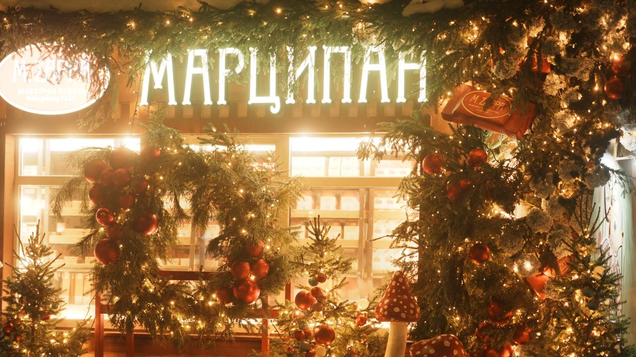 Праздничное оформление магазина с еловым декором