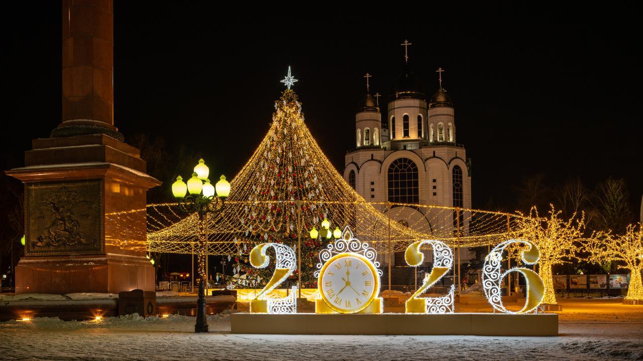 Сияющая площадь у храма в центре города
