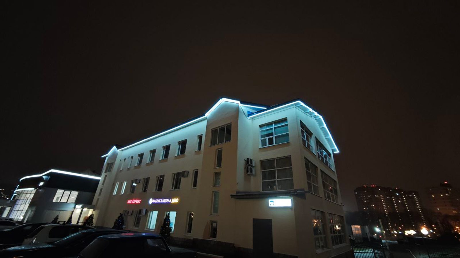 Современная подсветка коммерческого центра