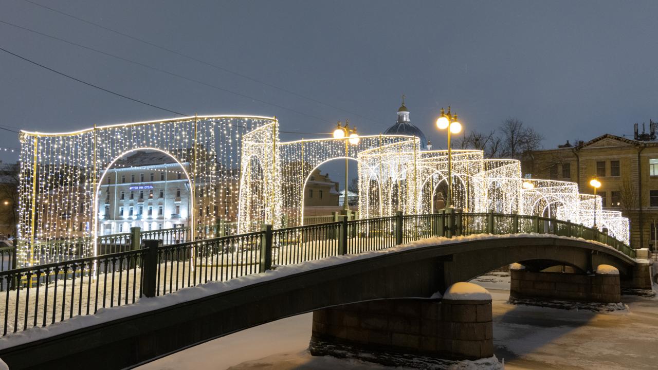 Световой тоннель на городском мосту