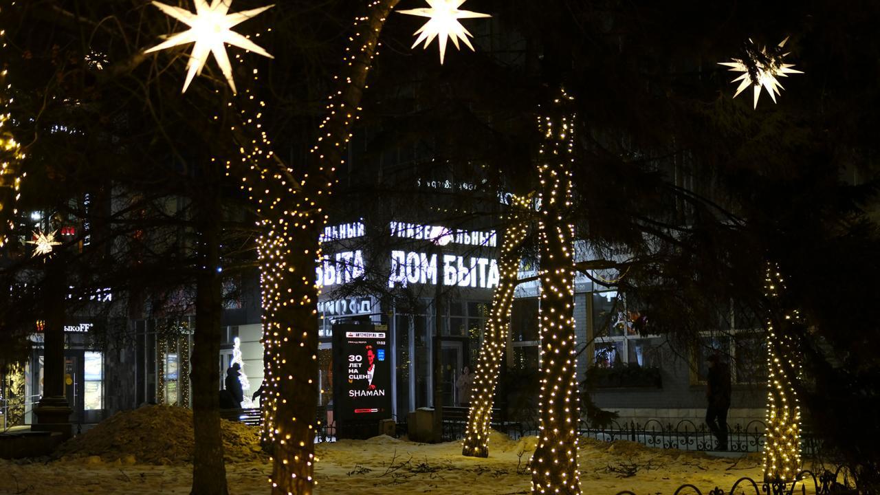 Территория дома быта в тёплом свете